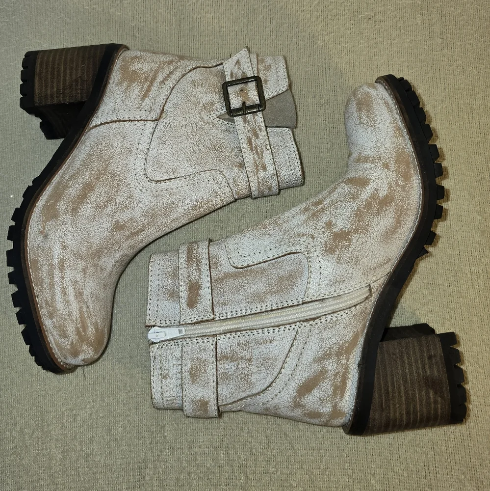 diba True Craze Hot White Vintage Ankle Boots size 8